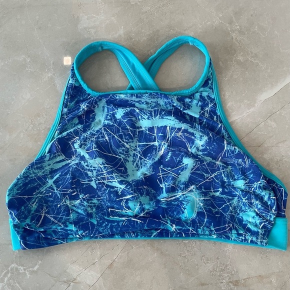 Reebok Woman's Sports Bra Size in Photos Blue Marble
High Neck Feminine Sporty - Picture 6 of 7